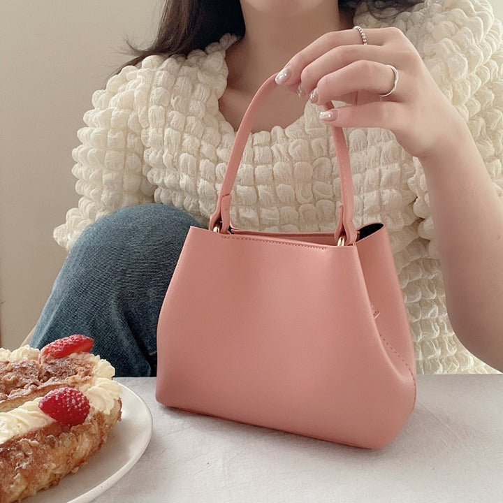 日韓流行 | 小眾自製夏新品草莓粉斜挎水桶包迷你手提包韓氣質高級感單肩小包「9399#」24.06-1